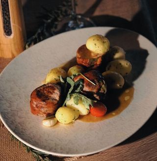 Muschiulet de porc alla Saltimbocca si cartofiori cu unt si patrunjel