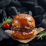 Бургер з яловичою котлетою