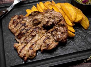 Ceafă de porc pe grill cu cartofi prăjiţi