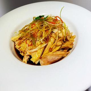 Pollo hervido con puerro, aceite y salsa de soja