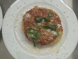 Montanara con pomodoro e formaggio