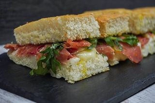 Focaccia De Presunto Com Pesto