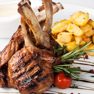 Costillas De Cordero Con Patatas Bravas (3 Uds.) Coca-Cola  botella 2L.