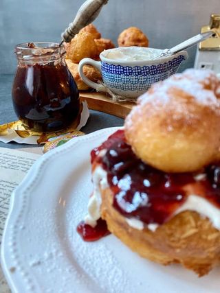 Papanasi cu smantana si dulceata de afine