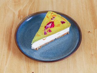 Cheesecake De Limón Y Flores Comestibles