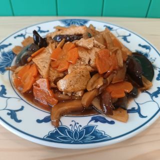 Tofu com bamboo e cogumelos