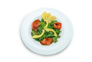 შებოლილი ორაგულის სალათი, კაპერსით და
ციტრუსის საკმაზით