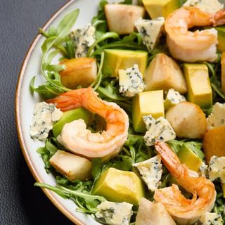 Topla salata sa škampima, kruškom i plavim sirom sa medom