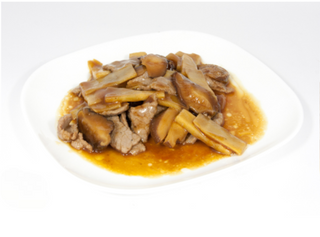 Manzo con bambù e funghi