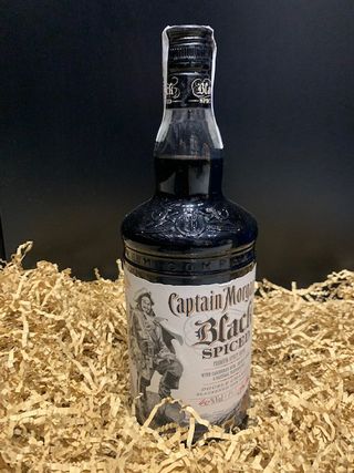 Алк напій на основі Карибського рому Captain MorganBlack Spiced (1000мл)