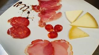 Selezione di formaggi e salumi