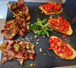 Bruschette con bacon e pistacchio