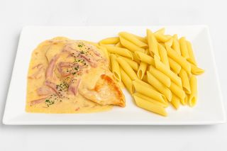 Pileći file s grilla u umaku od kadulje, pršuta, vrhnja i prilog