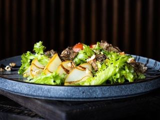 Салат з курячою печінкою та карамелізованою грушею (300g)