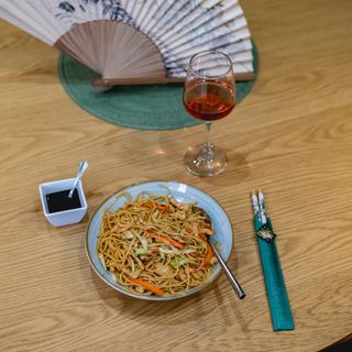 Spaghetti cu carne de pui si legume