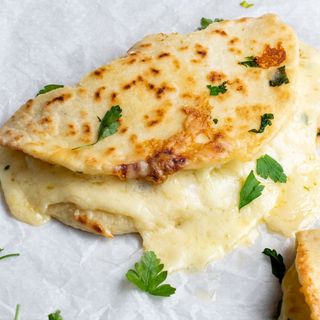 De Queso y Ajo - Cheese & Garlic Naan