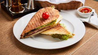 Domaći sendvič sa Njeguškom pršutom