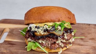 Smash gorgonzola burger