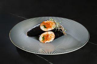 Handroll z łososiem