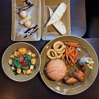 Ужин с бургером и крылышками 