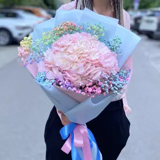 Jasny bukiet z hortensją