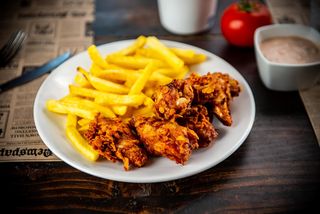 Aripioare picante cu cartofi prăjiți