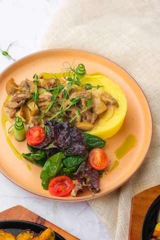 Бефстроганов из говядины с грибами и пюре 