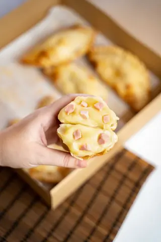 Empanada De Jamón Y Quesos
