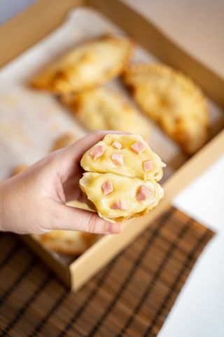 Empanada De Jamón Y Quesos
