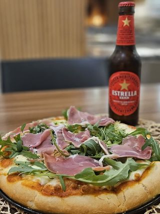 Pizza Margarita grande 8 porciones + 1 bebida