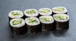 Рол макі з огірком та кунжутом