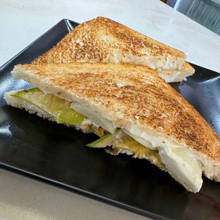 Sándwich De Calabacín Con Queso Philadelphia Y Huevo Cocido