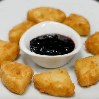 Camembert Frito Con Salsa Arándanos