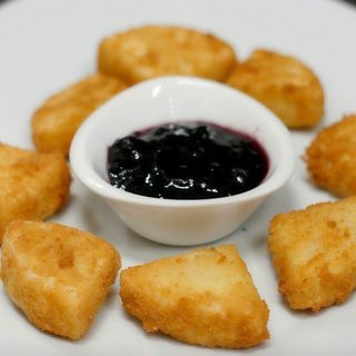 Camembert Frito Con Salsa Arándanos