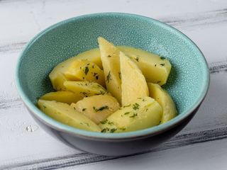 Картопля відварна з вершковим маслом, зеленю та часником (200g)