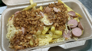 Salchipapa especial carne mechada 