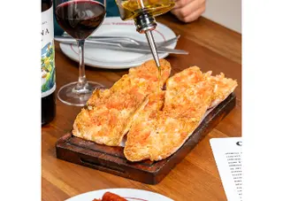 Pan con tomate