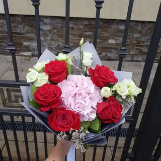 Buchet cu trandafiri rosii , hortensie si eustoma