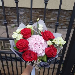 Buchet cu trandafiri rosii , hortensie si eustoma