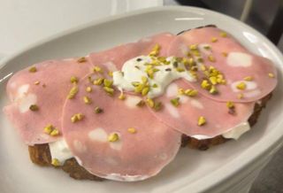 Crostone mortadella, stracciatella e pistacchio