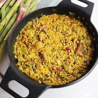 PAELLA DE COSTILLAS, HABAS Y PIMIENTO