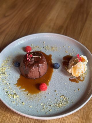 Lava cake cu caramel și sos de vanilie