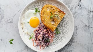 Сэндвич-тартин с томленой говядиной,яйцом и салатом коул-слоу