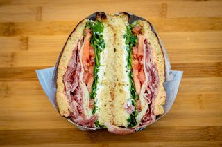 SALAMI + CARTOFI PRAJITI SI SOS