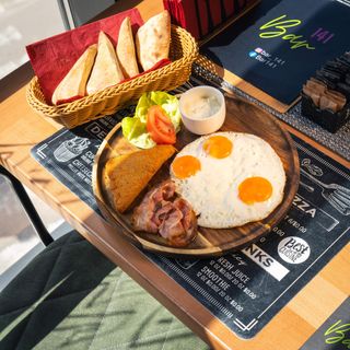 Doručak po izboru + sok + kafa