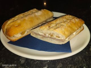 Bocadillo Lomo Con Cebolla Confit Y Rulo Cabra