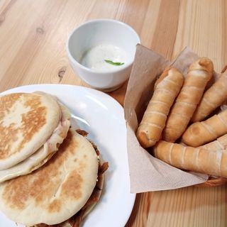 Teque Mix1: 2 Arepas Andinas + 6 Tequeños