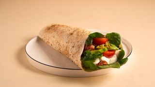 Wrap z mozzarellą i awokado