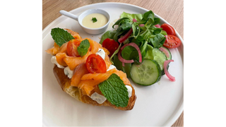 Croissant z wędzonym łososiem