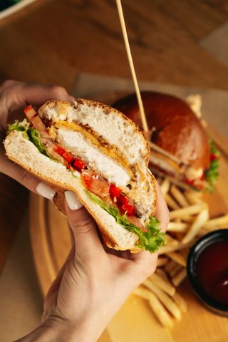 Бургер з хрусткою куркою та картоплею фрі